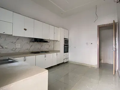 Very Spacious Masters Bed Sharing Kitchen