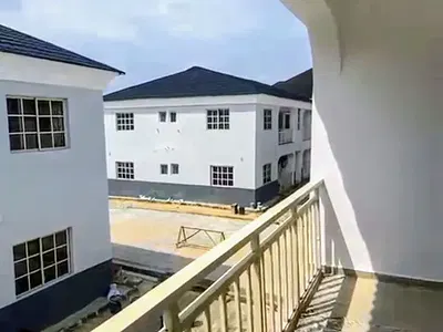 Tasteful 2 Bedroom Flat Upstairs