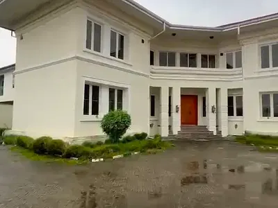 4 Bed Furnished on 900SQM ⫸ 5--6 Car Parking Spaces, Garden, Spacious