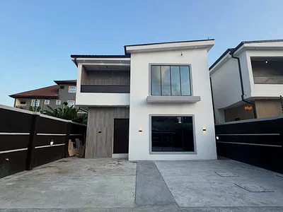 Brand New and Contemporary 4 Bedroom Duplex with Pool & Cinema