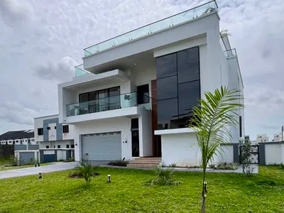 6 Bedroom Luxury Mansion