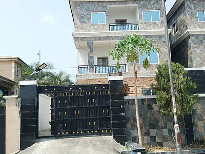 Luxury 5 Bedroom Detached House with Pool and Income-Generating Apartm