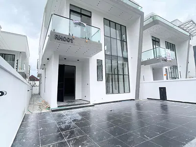 Luxury 5 Bedroom Duplex with Excellent Features
