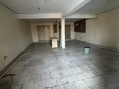 Spacious Shop Facing the Expressway