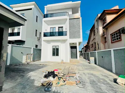 Beautifully Crafted 6 Bedroom Fully Detached Home