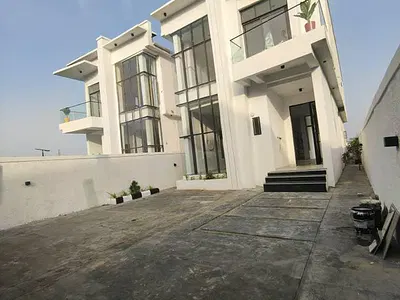 Luxury 5 Bedroom Fully Detached House + BQ & Swimming Pool in Chevron