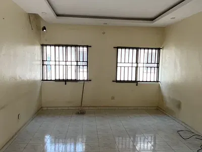 Spacious and Well Maintained Standard 1 Bedroom Apartment Upstair