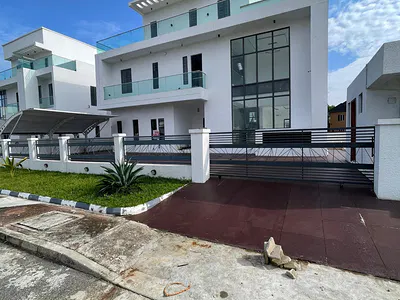 Massive 5 Bedroom Detached Duplex in an Exclusive Neighborhood