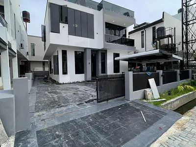 Family Oriented 5 Bedroom Detached Triplex