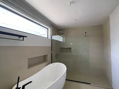 Luxury 5 Bed Fully Detached House with Swimming Pool