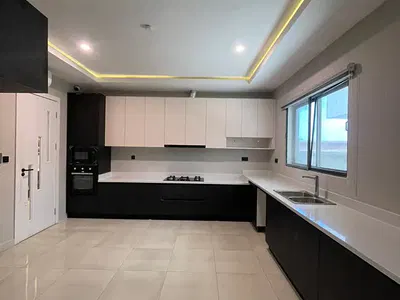 Luxury 5 Bedroom Fully Detached House with Swimming Pool