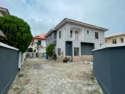 Newly Renovated 4 Bedroom Detached Duplex with a Room BQ