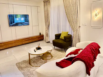 Luxury 1 Bedroom Airbnb Apartment Available for Booking