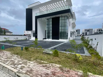 Contemporary 7 Bedroom Fully Detached Duplex with Excellent Features
