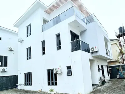 Beautifully Built 5 Bedroom Fully Detached Duplex