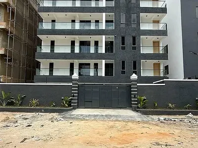 Gorgeous 2 Bedroom Apartment with a Pool, Gym Elevator