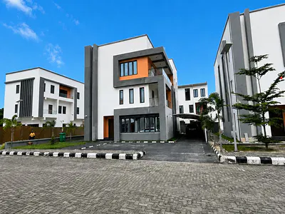 5 Bedroom Fully Detached with Ba