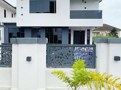 6 Bedroom Detached House with Cinema, BQ and Pool.