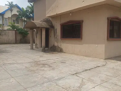 Detached Building - 7 Rooms, 1 Hall Spaces, 2 Kitchen, Carpark,