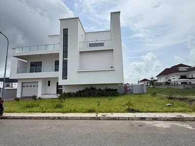 Massive 5bedroom Duplex with a BQ and a Pool
