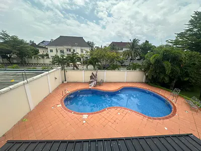 Tastefully Finished 4-Bedroom Terrace with an Attic Room, an Atrium, a