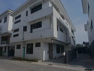 Nicely Built 4bedroom Terrace Duplex with BQ, Fitted Kitchen with Amen