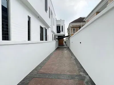 Luxury 5 Bedroom Fully Detached Duplex with a BQ & Swimming Pool