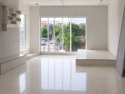 Shop Space with High Visibility