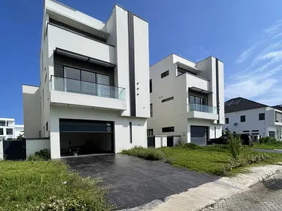 Luxury 5 Bedroom Fully Detached Duplex