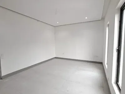 A Spacious Room & Pallor for