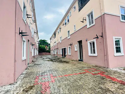 Spacious 3 Bedroom Apartment with Elevator