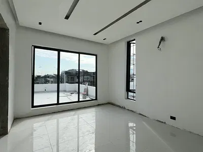 Contemporary 5 Bedroom Detached Duplex