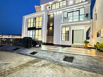 Spacious 6 Bedroom Home with Pool and BQ