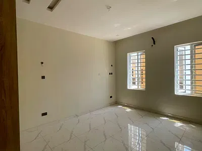 Newly Built Luxury 2-Bedroom Apartment (Upstairs)