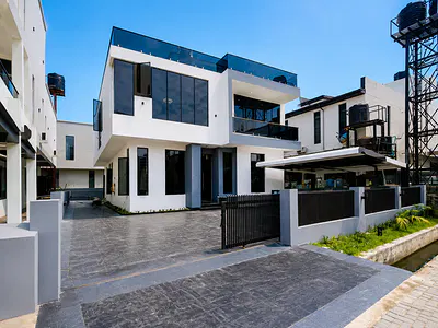 Luxury 5 Bedroom Fully Detached Duplex with BQ