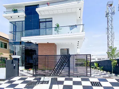 Contemporary 5 Bedroom Fully Detached Duplex with Swimming Pool