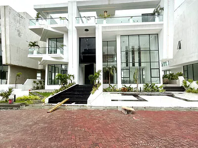Luxury 5 Bedroom Detached House