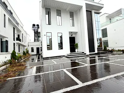 Spacious 5bedrooms Detached Duplex