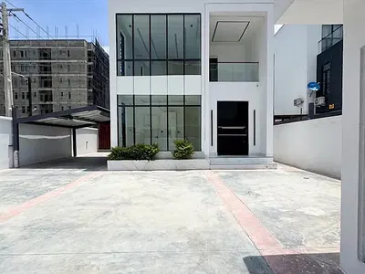 5 Bedroom Fully Detached Duplex with Pool
