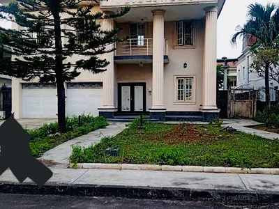 Exquisite 6-Bedroom Detached Residence