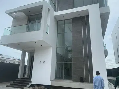 Luxurious Fully Detached 5bed