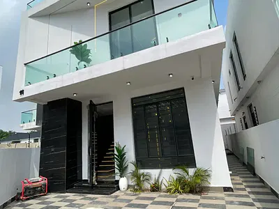 Minimalistic Contemporary 4 Bedroom Detached Home with BQ