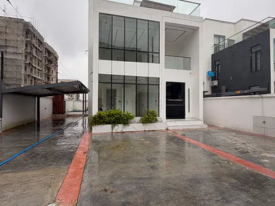 Spacious 5 Bedroom Duplex with BQ, Pool, Gym Space & a Cinema Room