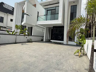 Luxury 5 Bedroom Detached House with a Room BQ and Ample Parking Space