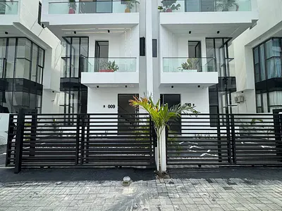 Luxury 4 Bedroom Semi Detached House with a Room BQ