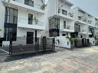 Luxury 5 Bedroom Semi Detached House with a Room BQ