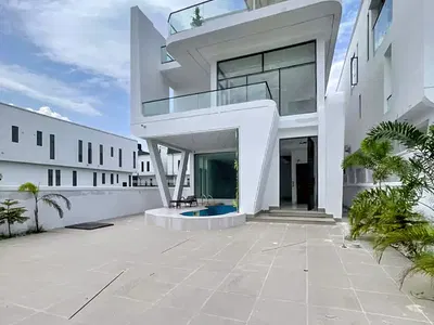 5 Bedroom Detached House
