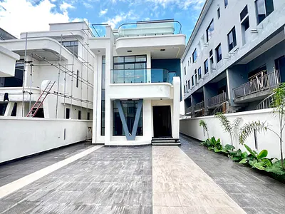Beautifully Designed 5 Bedroom Detached Home with Pool, Cinema, Gym