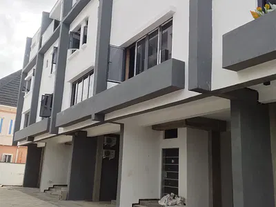 4 Bedroom Town House, with All Rooms Ensuite + Built-In BQ -Carcas