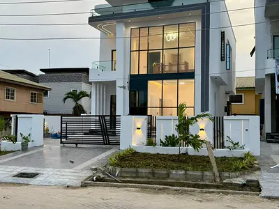 Luxury 5 Bedroom Fully Detached Duplex with BQ and Swimming Pool